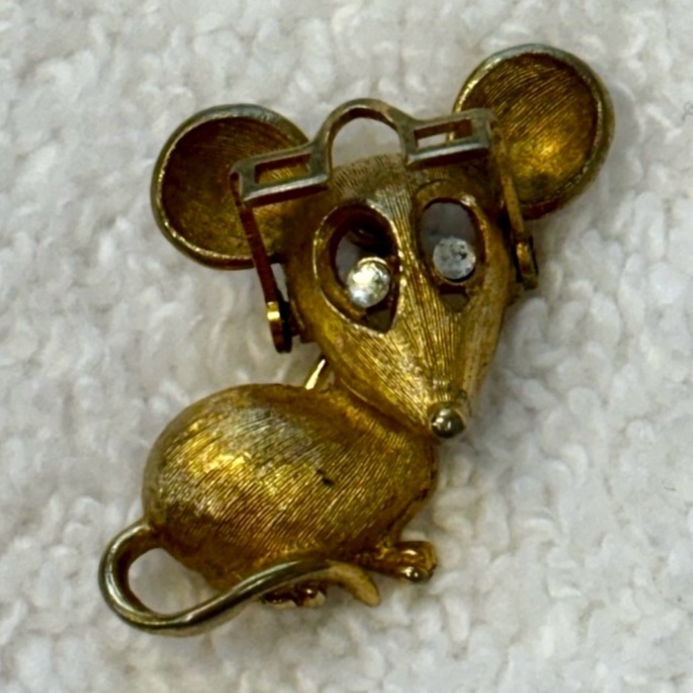 Vintage Avon Mouse Brooch with Articulated Glasses Gold Tone Whimsical - Picture 11 of 14